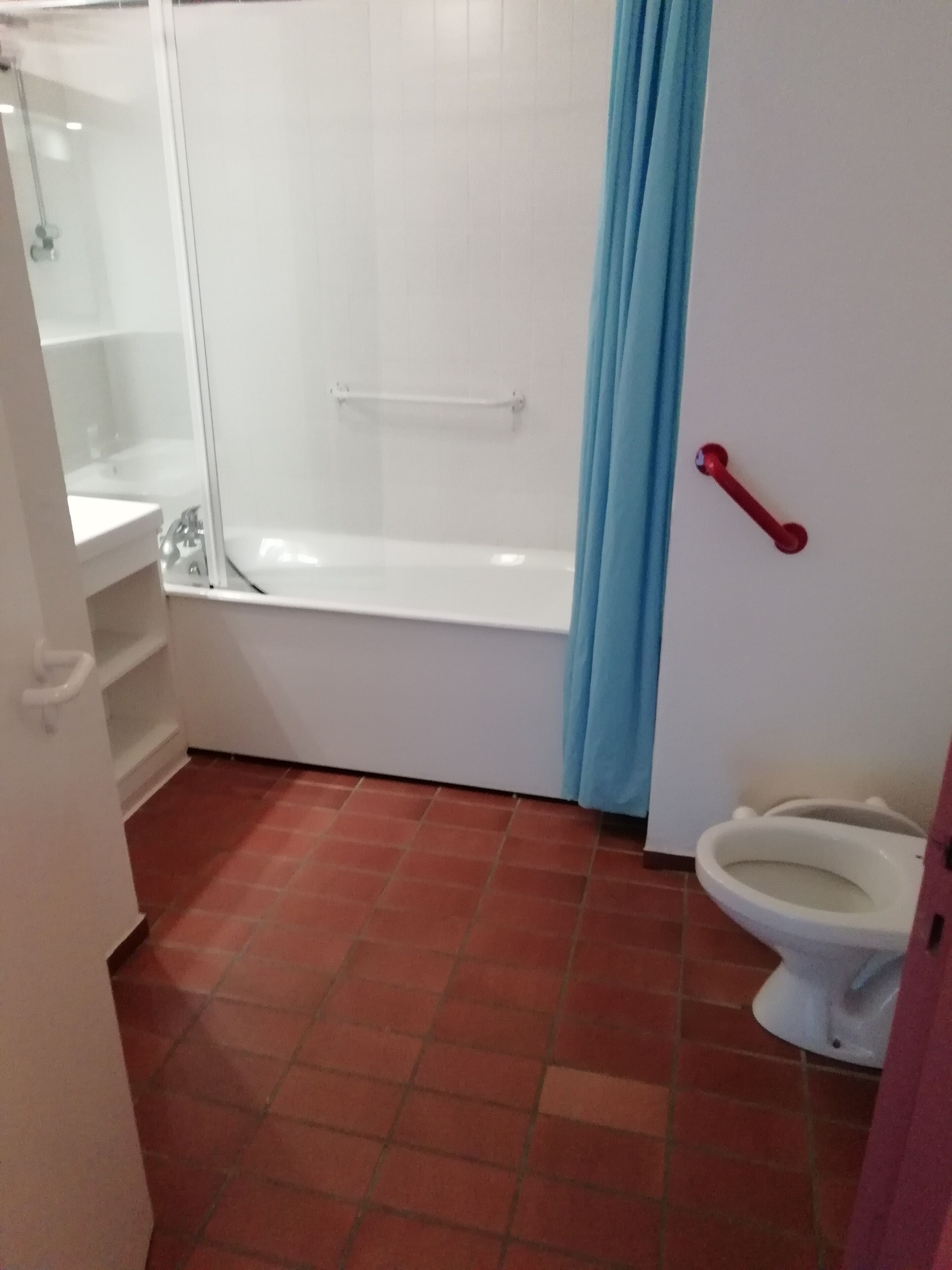 Une salle de bain équipée d’une baignoire, de toilettes et d’un espace douche.