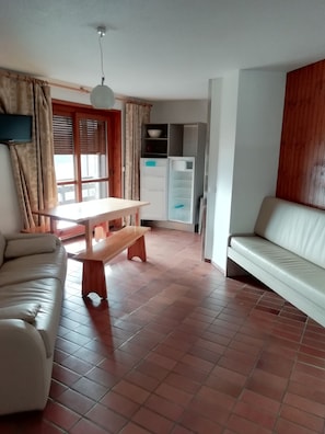 Frigorífico, microondas, placa de cocina y lavavajillas