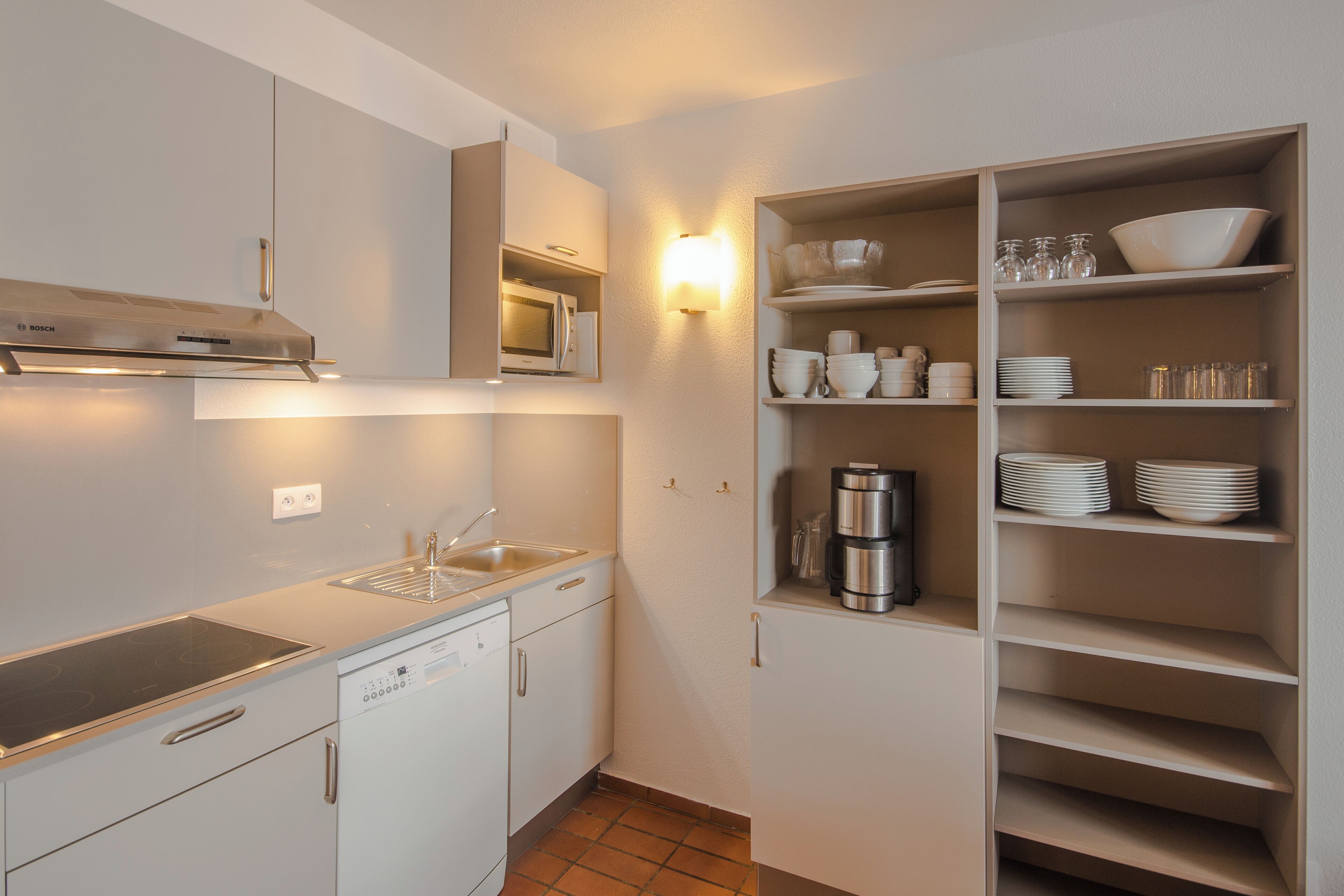 Refrigerador, microondas, parrilla de estufa y lavavajillas 