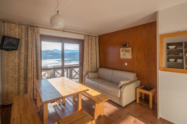 50-cm flat-screen TV with digital channels, TV