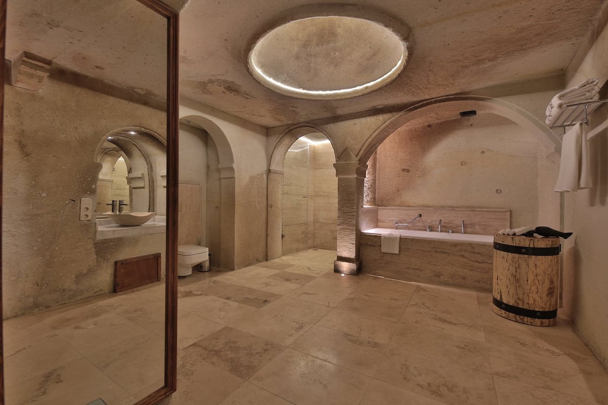 separate bathtub and shower, jetted bath, rainfall showerhead