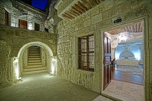 Suite Deluxe | 1 habitación, minibar, caja de seguridad en la habitación y escritorio