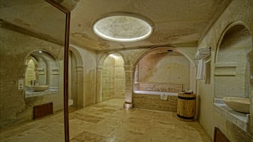 Deluxe-Suite | Badezimmer | Badewanne und Dusche (separat), Whirlpool, Regendusche
