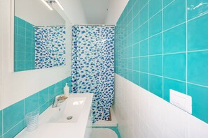 Shower, hair dryer, bidet, towels - Corricella Exclusive Loft (Procida)