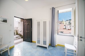 2 habitaciones, tabla de planchar con plancha, cunas y wifi gratis 