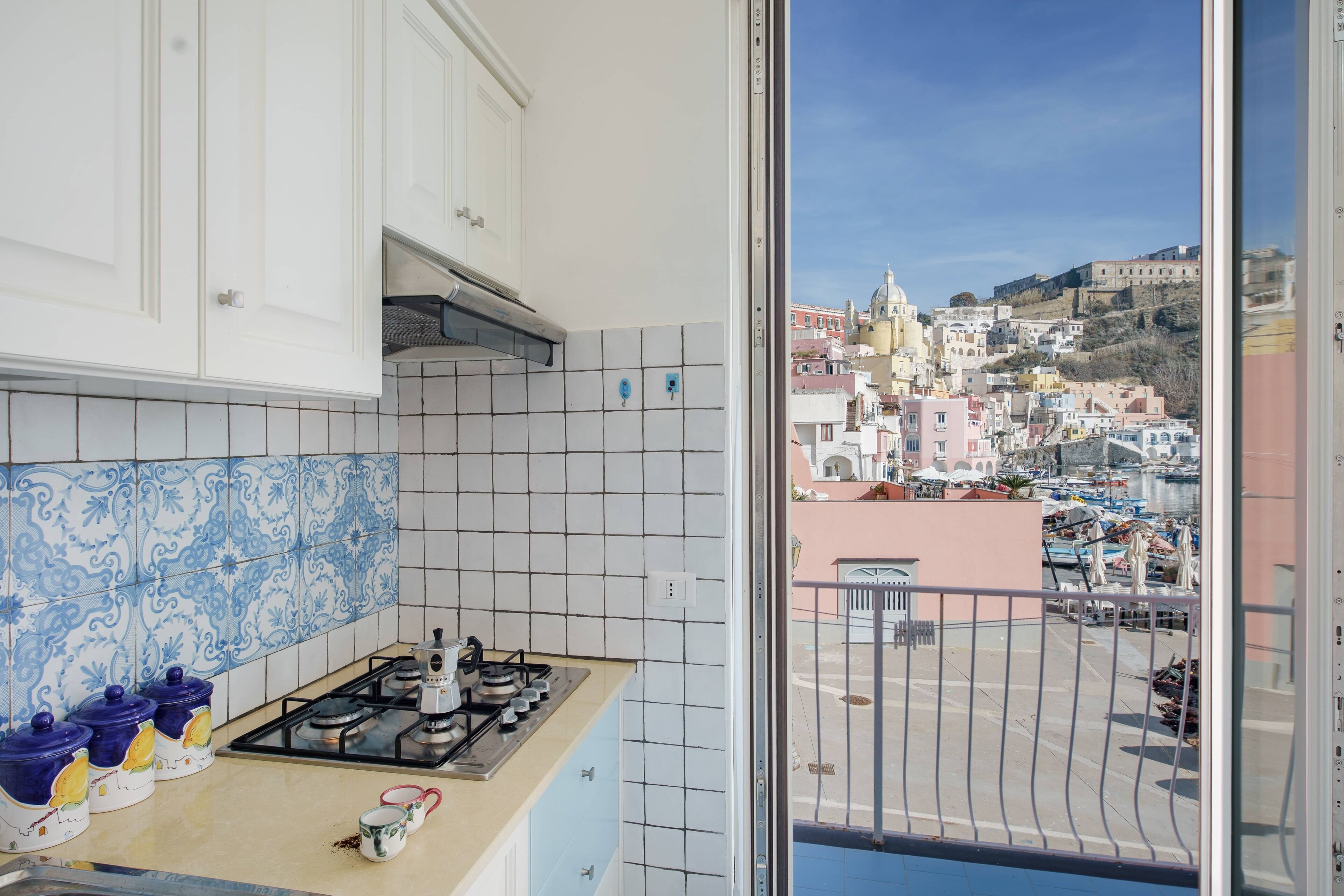 Apartamento, 2 quartos | Cozinha privada | Geladeira, micro-ondas, cooktop, talheres/pratos/utensílios de cozinha