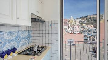 Apartamento, 2 quartos | Cozinha privada | Geladeira, micro-ondas, cooktop, talheres/pratos/utensílios de cozinha