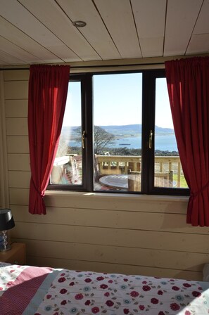 Rustic Log Cabin | Premium bedding, Tempur-Pedic beds, in-room safe, soundproofing