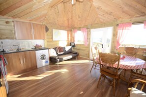 Cabana panoràmica, 2 dormitoris | Sala d'estar | Televisor de pantalla plana