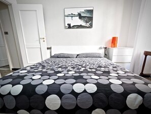 Apartment, 2 Bedrooms | Desk, free WiFi - Comoda Casa degli Indoratori (Genoa)
