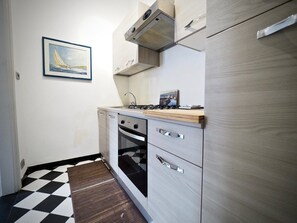 Apartment, 2 Bedrooms | Private kitchen - Comoda Casa degli Indoratori (Genoa)