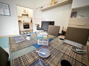 Apartment, 2 Schlafzimmer | Essbereich im Zimmer