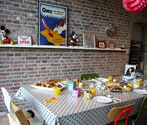 Free daily continental breakfast 