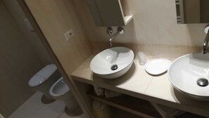 A bathroom with two sinks, a toilet, and a mirror. - B&B Dimora Damiani (Montefiore dell'Aso)