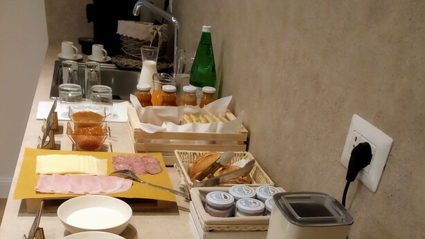 Un aparador de bufet amb diversos plats i utensilis.