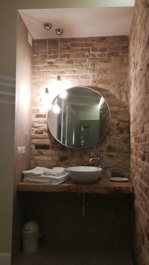 Habitación con 1 cama matrimonial o 2 individuales (Blu) | Baño | Regadera, amenidades de baño gratuitas, secadora de cabello, batas 