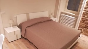 Double Room (Gialla) | Individually decorated, individually furnished, desk - B&B Dimora Damiani (Montefiore dell'Aso)