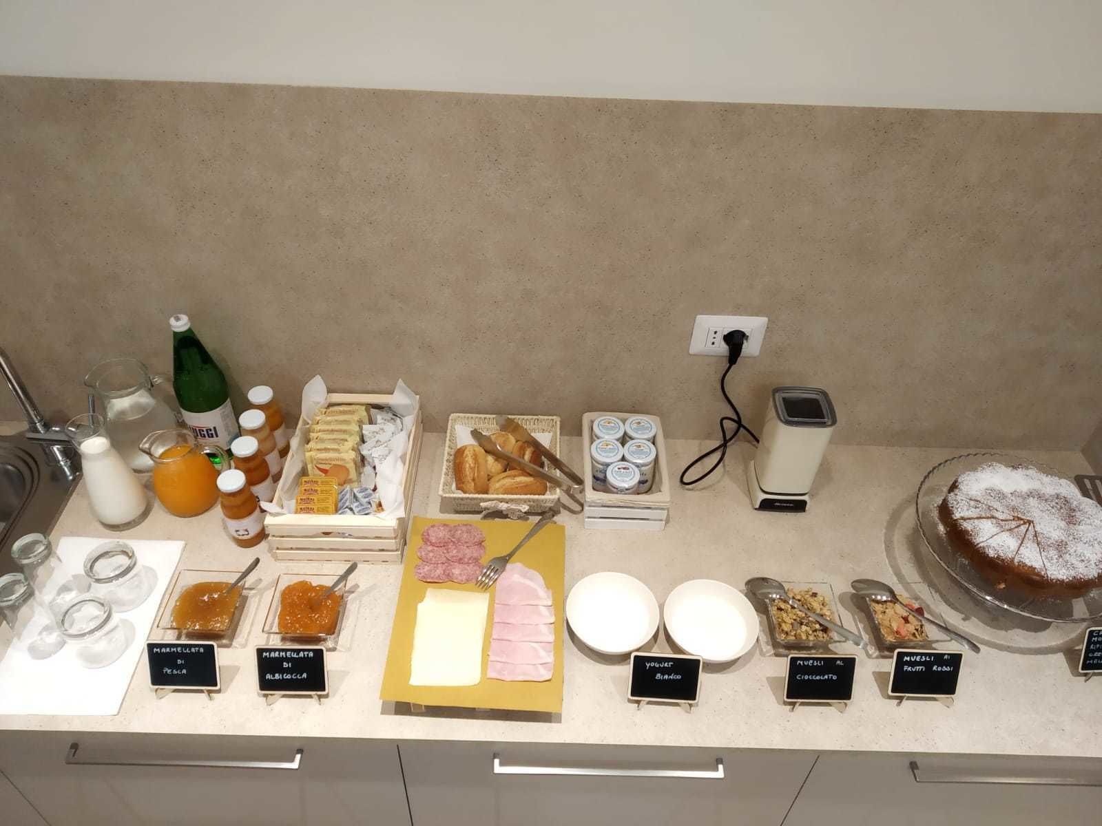Un buffet de petit-déjeuner proposant une variété d'aliments et d'accompagnements.