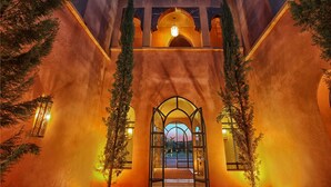 Fassade der Unterkunft – Abend/Nacht