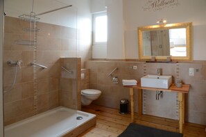 Appartement, 1 chambre (Oma`s Stube) | Salle de bain | Douche, sèche-cheveux, serviettes fournies