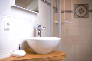 Douche, sèche-cheveux, serviettes fournies