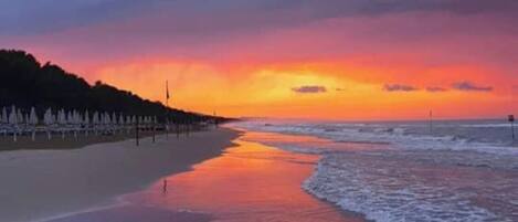 Perto da praia, espreguiçadeiras, toalhas de praia