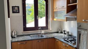 Kühlschrank, Mikrowelle, Ofen, Herdplatte