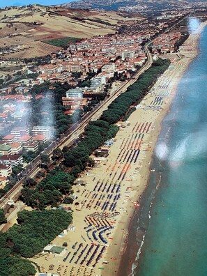 Beach nearby, sun loungers, beach towels