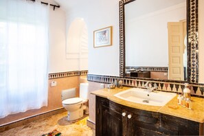 Perlengkapan mandi gratis, pengering rambut, jubah mandi, dan handuk