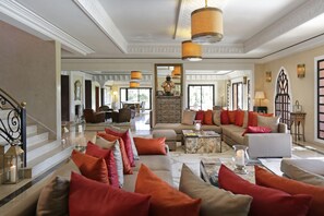 Doppelzimmer zur Einzelnutzung | Wohnbereich | Flachbildfernseher