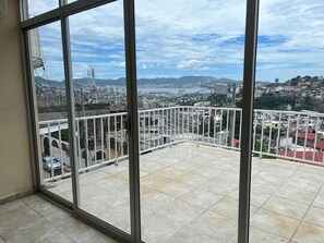 Honeymoon Room, 1 Double Bed, Air conditioning, Bay View | Bathroom | Shower, towels, soap, toilet paper - Casa Aca (Acapulco)