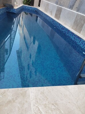 10 outdoor pools