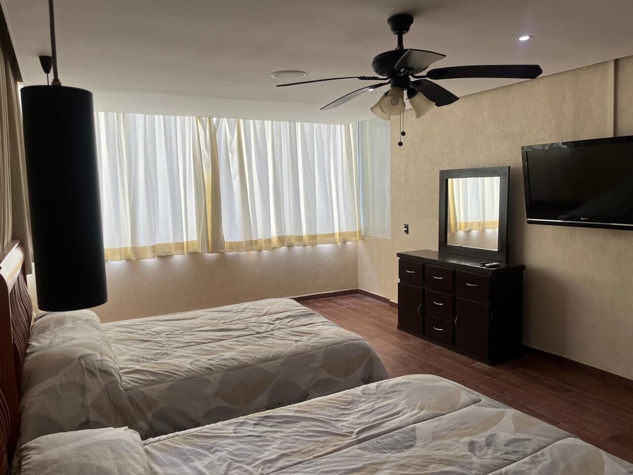 Habitación de lujo, 2 camas matrimoniales, aire acondicionado, vista a la bahía | Decoración personalizada, muebles diferentes y wifi gratis 