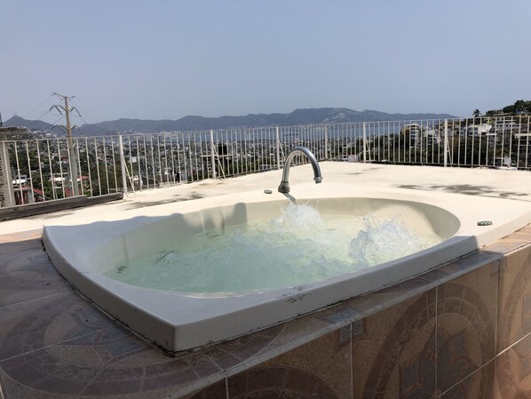 Outdoor spa tub