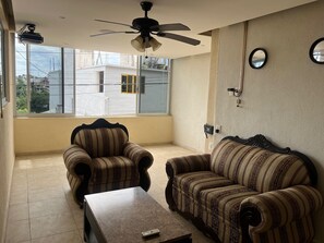 Habitación de lujo, 2 camas matrimoniales, aire acondicionado, vista a la bahía | Área de sala de estar