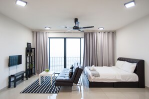 Blackout curtains, iron/ironing board, free WiFi, bed sheets - Miko's Home (Shah Alam)