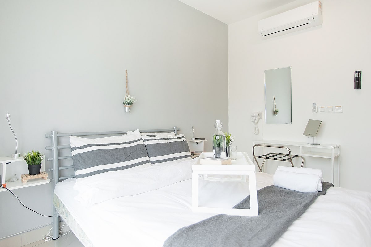 Family Suite | Blackout drapes, iron/ironing board, free WiFi, bed sheets