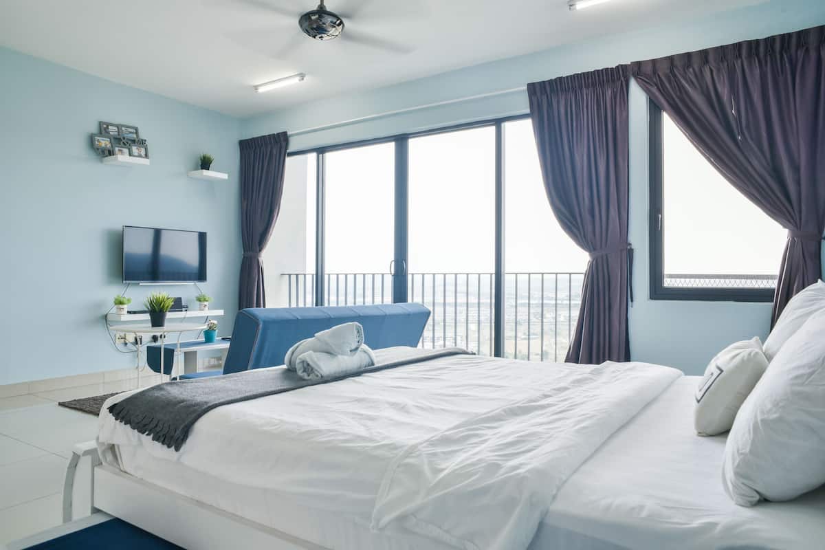Deluxe Triple Room | Blackout drapes, iron/ironing board, WiFi (free), bed sheets