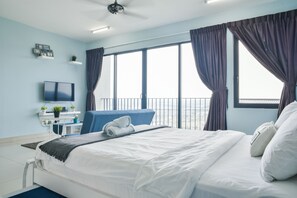Deluxe Triple Room | Langsir/tirai gelap terus, seterika/papan seterika, Wi-fi percuma 