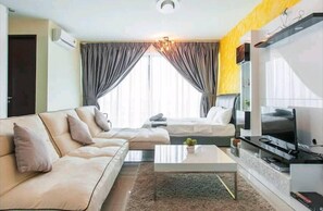 Grand Room | Living area | 32-inch LCD TV with digital channels, TV