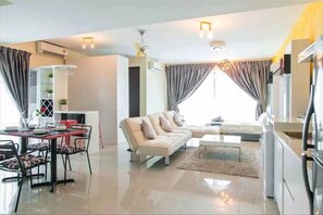 Grand Room | Ruang tamu | 32 inci televisyen LCD dengan digital, TV 