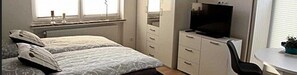Desk, blackout curtains, free WiFi, bed sheets - Pension Christina (Ganderkesee)