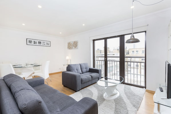 Deluxe Apartment, 2 Bedrooms, Non Smoking, Kitchen | Living area