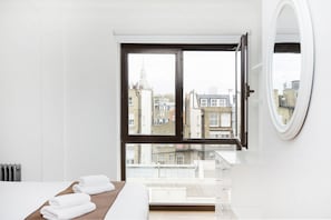 Deluxe Apartment, 2 Bedrooms, Non Smoking, Kitchen | View from room