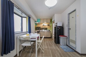 Apartment, 2 Schlafzimmer | 2 Schlafzimmer, Verdunkelungsvorhänge, kostenloses WLAN, Bettwäsche