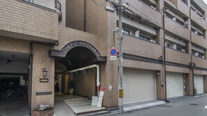 A hotel entrance with a sign reading "AMONT SIMANOUCHI". - Shinsaibashi Su Casa Apartment (Osaka)