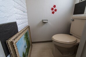 Duschwanne, Komfortbadewanne, Haartrockner, Hausschuhe