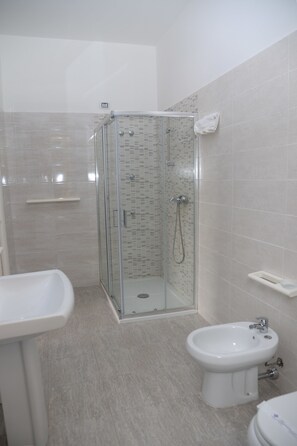 Double Room (Bianca) | Bathroom | Shower, rainfall showerhead, hair dryer, bidet - B&B Valeri (Tropea)