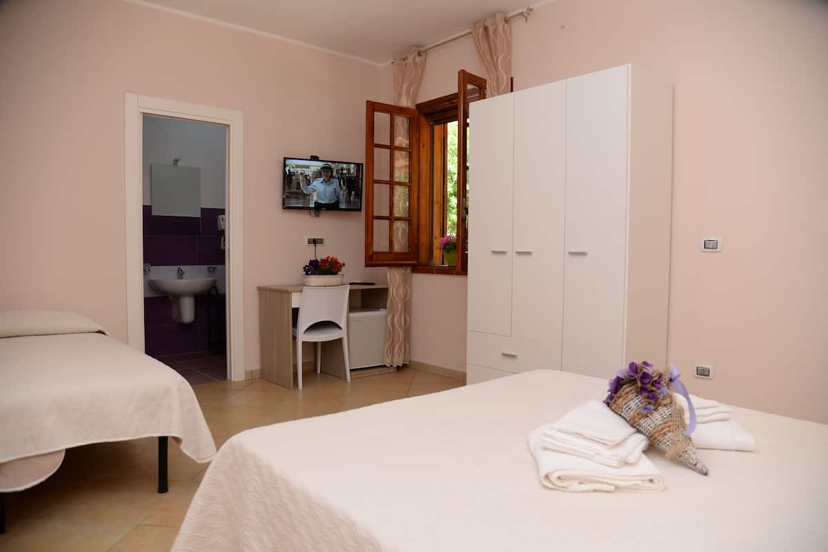 Doppelzimmer, Terrasse (Viola) | 1 Schlafzimmer, Minibar, Zimmersafe, Schreibtisch