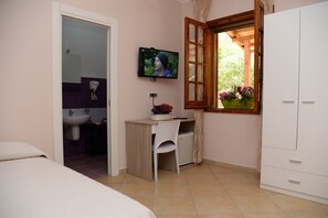 Doppelzimmer, Terrasse (Viola) | 1 Schlafzimmer, Minibar, Zimmersafe, Schreibtisch